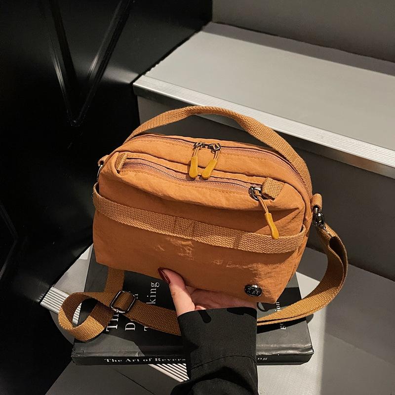 Fashion messenger bag women 2025 simple shoulder bag bag high value niche fashionable foreign style new commuter bag