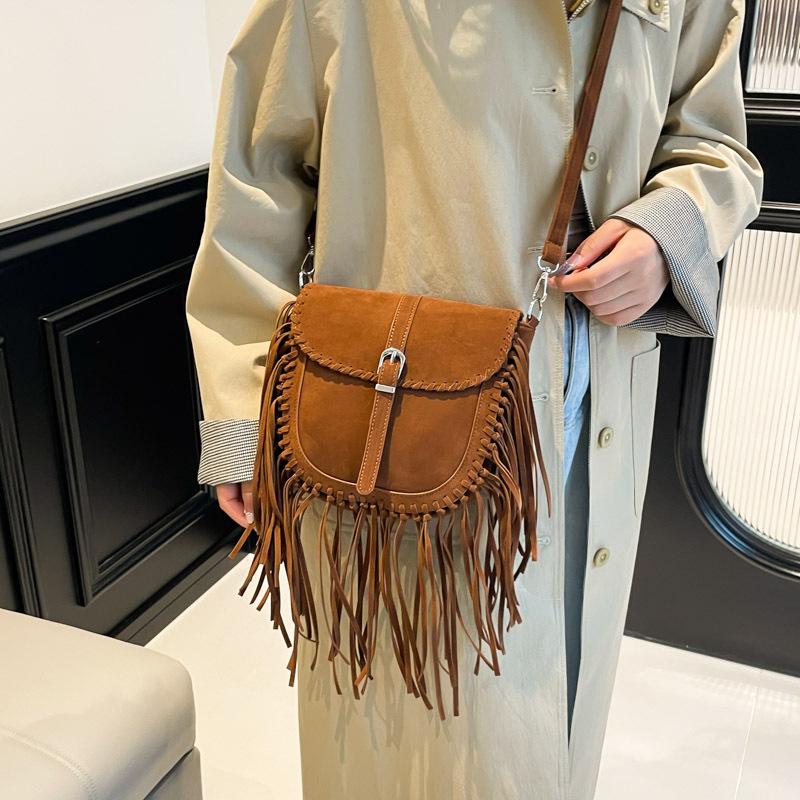 High-end and Versatile Crossbody Bag, Fashionable and Retro Fringed Saddle Bag, Simple Single-shoulder Women's Bag