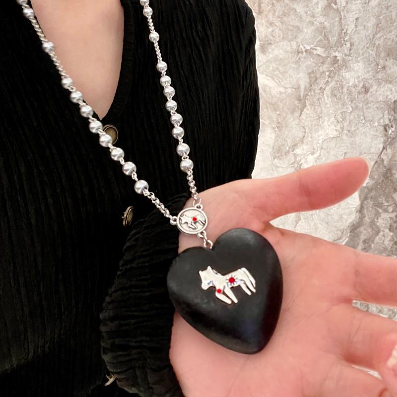 Elegant Black Wooden Heart Pearl Necklace - Lightweight Luxury Clavicle Chain Accessory