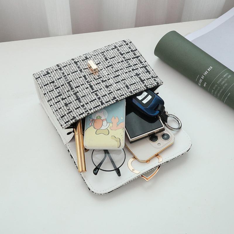 Women's Bag New Shoulder Bag Contrasting Color Woven Small Square Bag Love Chain Messenger Bag Mobile Phone Bag One Piece Generation