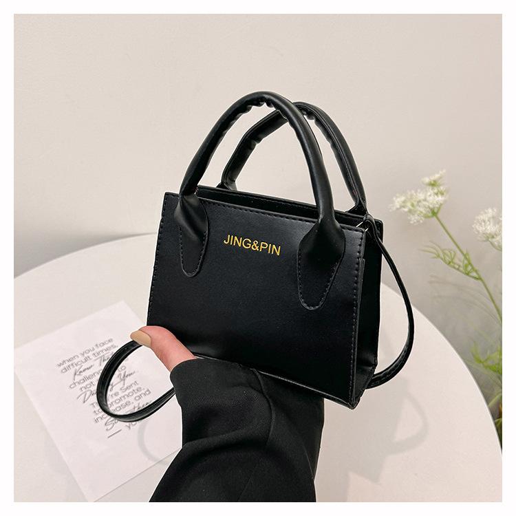 

Індивідуальний новий іноземний стиль, простий повсякденний портативний літній суцільний колір, нова мода 2024 через плече маленька квадратна жіноча сумка через плече чорний