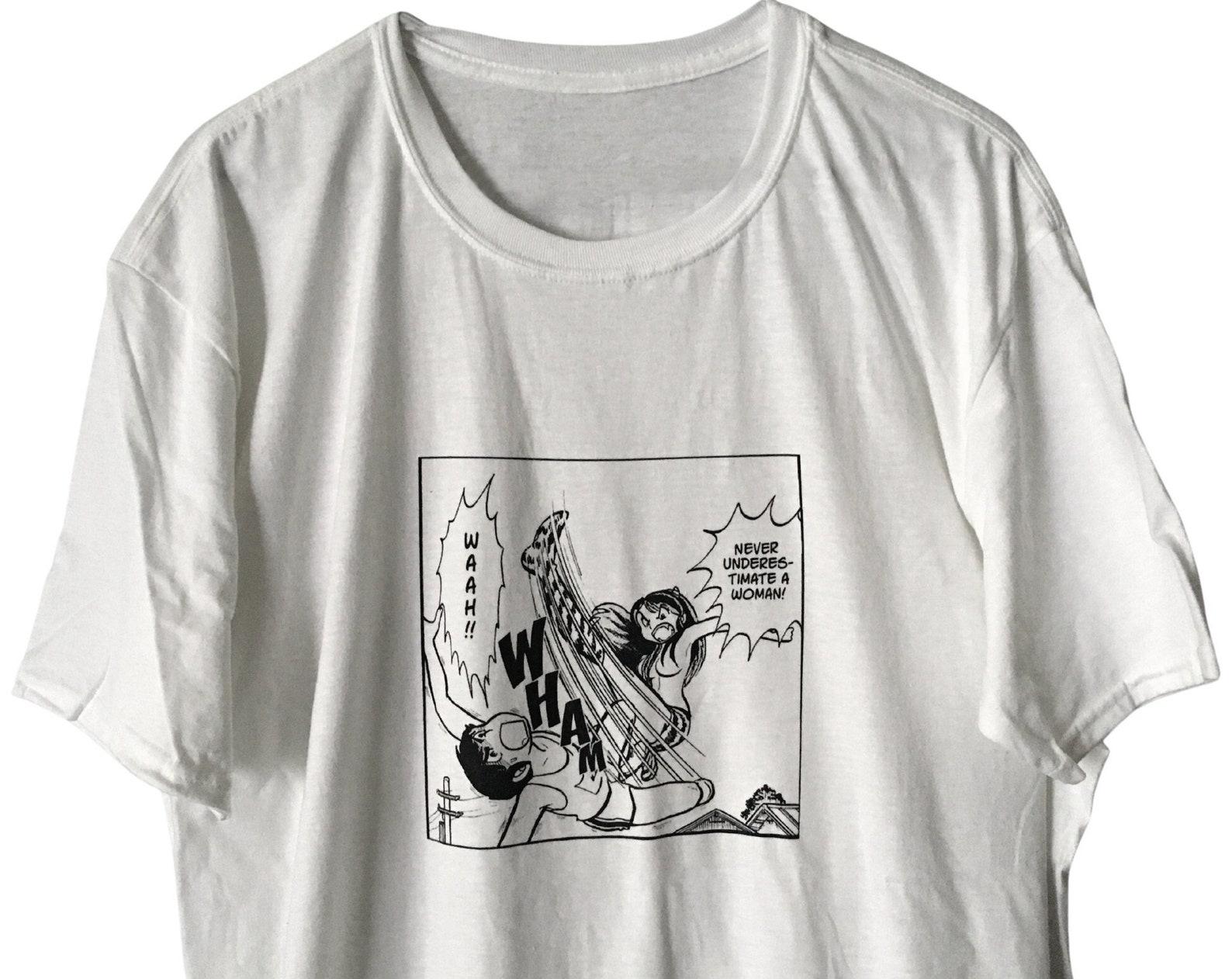 never underestimate a woman! UNISEX TSHIRT L