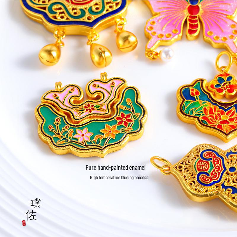 Goldanhänger-Halskette mit blau emailliertem Baby-Schloss-Charm