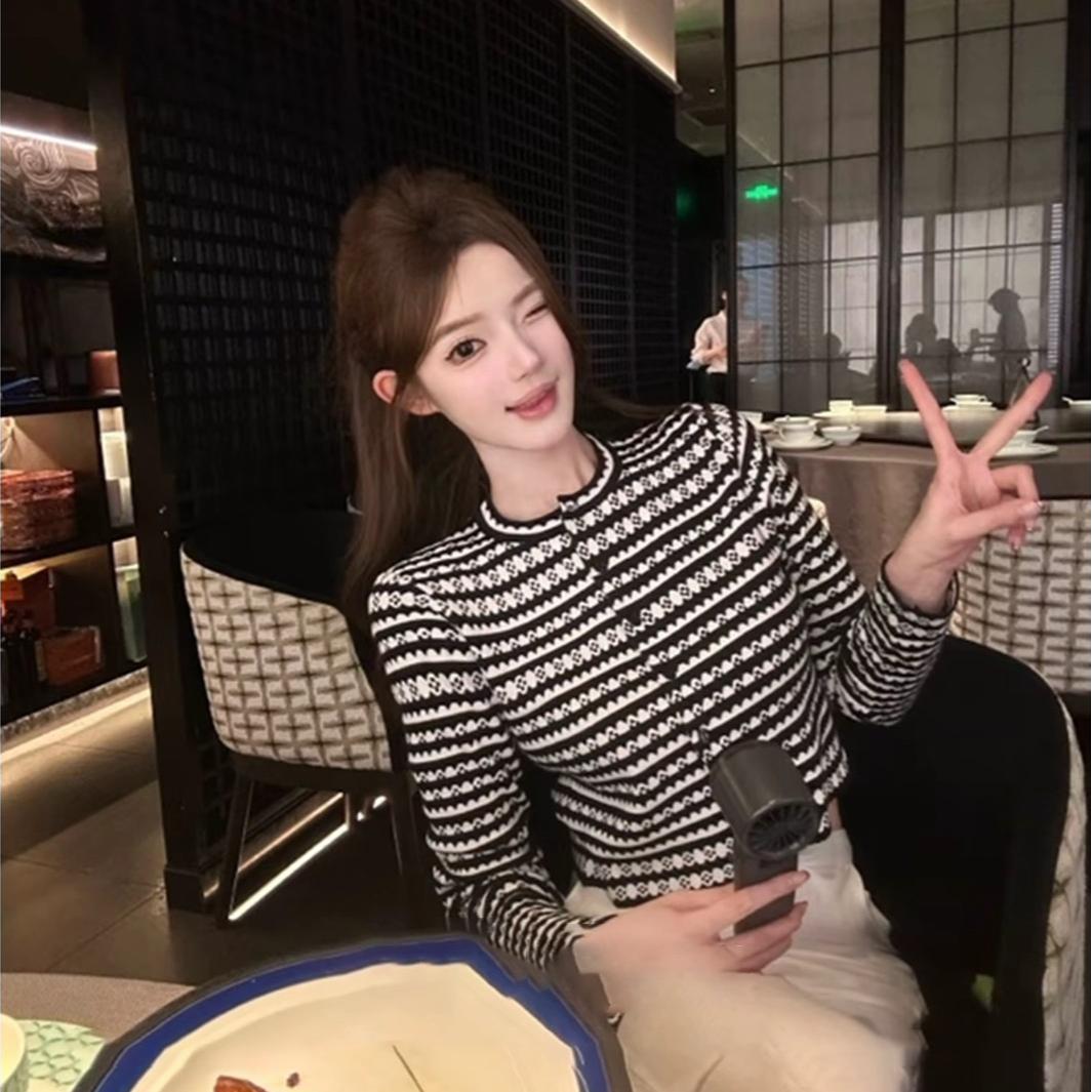 

Вязаный кардиган для женщин на осень, в благородном и элегантном стиле, с контрастными цветными полосками и сексуальным, стройнящим коротким топом. one size чёрный