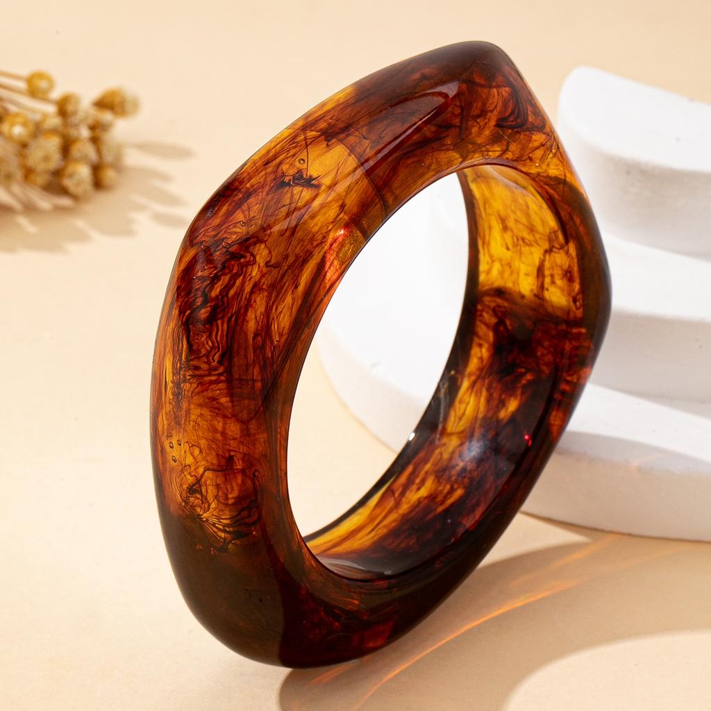 A Women's Bracelet, Resin Exaggerated Design with Polygonal Translucent Wide Bracelet, Suitable for Daily Wear and Vacation Wear