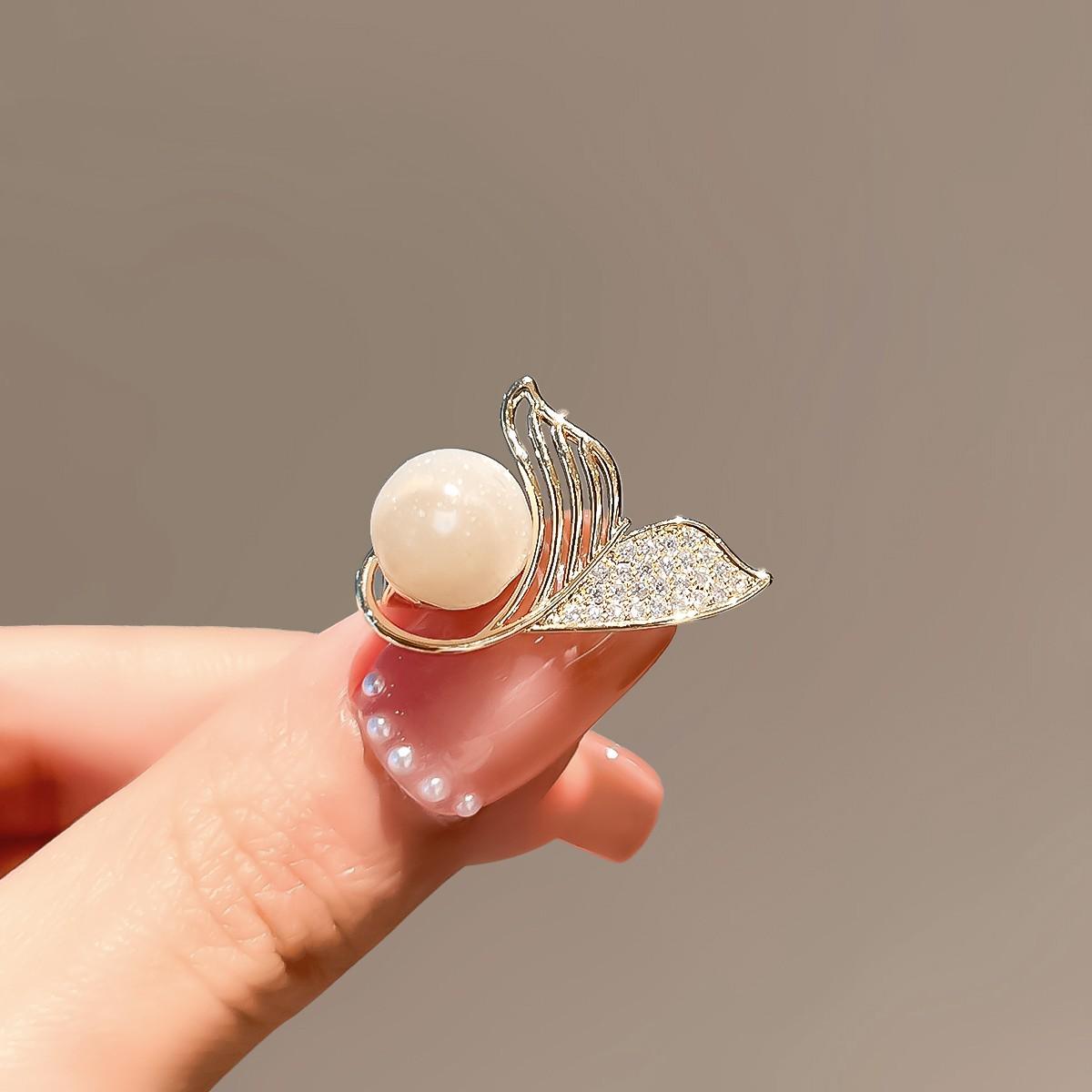

Small fishtail pearl brooch cute Japanese women summer anti-light buckle pin exquisite brooch collar pin western clothing