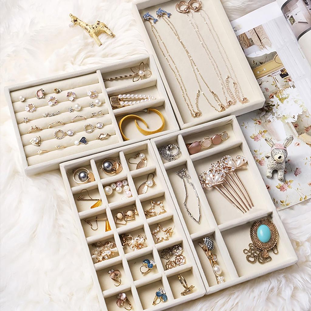 Ein Set aus vier Schmuckkästchen, Auslagefächern, Schubladen zur Aufbewahrung von Ringen, Ohrringen, Schmuckständern, Halsketten, Armbändern, Aufbewahrungsboxen