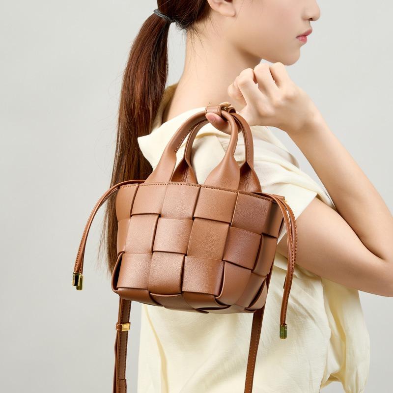 New high-end leather woven vegetable basket women's bag niche design women's soft cowhide portable messenger bucket bag