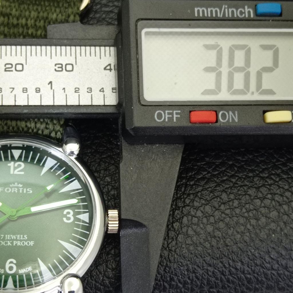 VINTAGE HAND-WINDING SWISS MENS REFURBISHED GREEN COLOR DIAL WATCH a700885-5 R205a-a700885