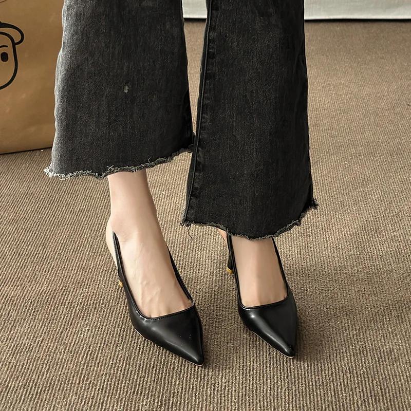 Sandales Baotou à dos ouvert Talons hauts Femme Talon épais 2024 Printemps Nouvelles Chaussures simples Bout pointu Noir Chaussures de travail Talons hauts