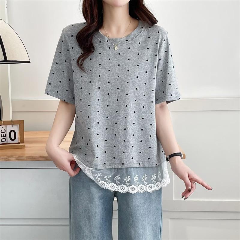 

Женская летняя футболка в горошек с коротким рукавом, кружевной отделкой по подолу и круглым вырезом для стройнящего эффекта M