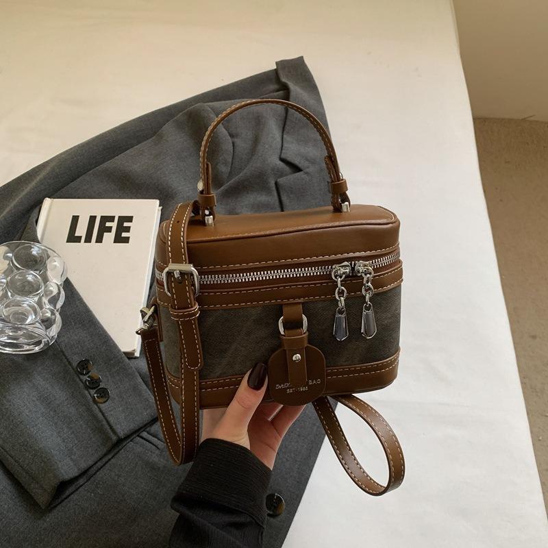 

New women s bag, messenger bag, shoulder bag, women s bag, high-end versatile box, cosmetic bag.
