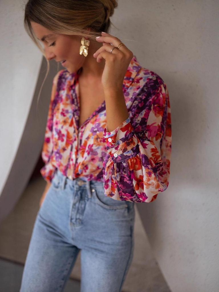 Lebhafte pinke und orangefarbene florale Chiffonbluse mit langen Ärmeln