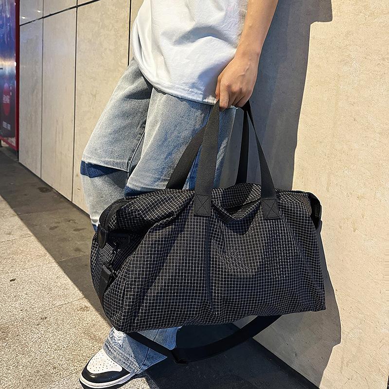 Simple plaid fitness bag New trendy, lightweight and fashionable shoulder commuter travel bag Korean version portable boarding duffel bag