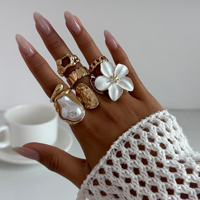 7Pcs Retro Punk Irregular Rings Set for Wome Metal Flower Multi-Layer Hollow Baroque Pearl Resign Ring Jewelry Accessories Gift