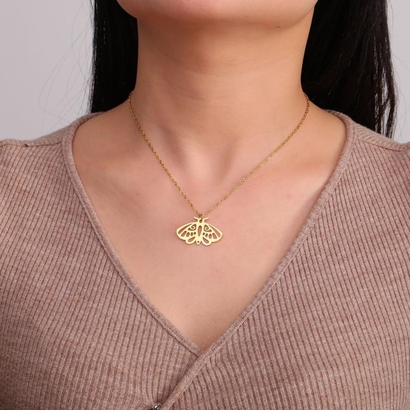 Unisex Gothic Style Moth Necklace Detailed Metal Moth Necklace Elegant Neck Chain for Celebrations and Daily Use