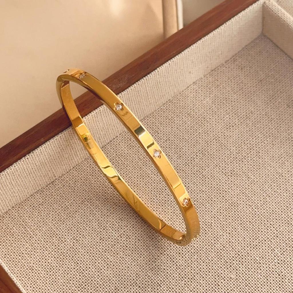 Luxusní dámský náramek z titanové oceli se zirkony a akcenty z bílé perleti