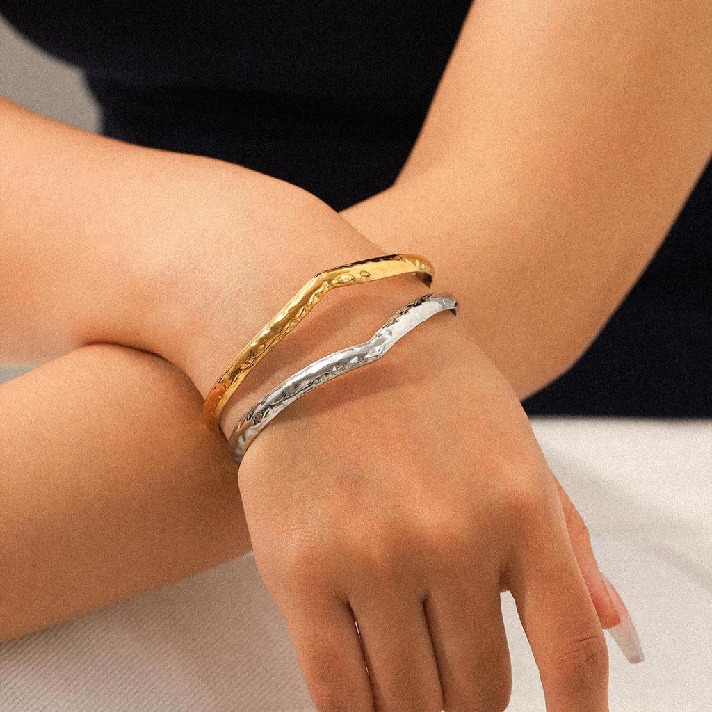 Europäischer und Amerikanischer Stil Gehämmertes Gold/Silber Offener Edelstahl Armreif – Vielseitiges Hohldesign für Damen