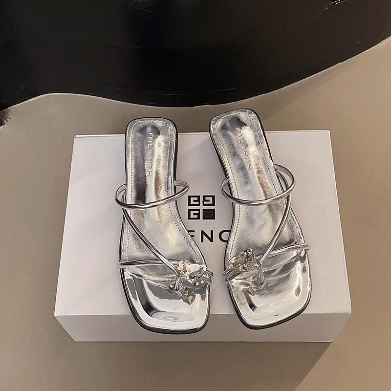 

French silver rhinestone toe cool slippers women s summer wear 2025 new low-heeled fairy with skirt beach sandals 40 серебряный