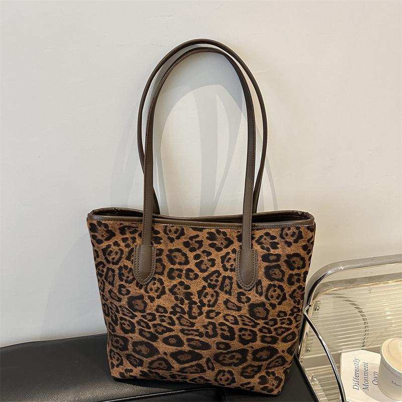 

В этом году супер огненная сумка-тоут с леопардовым принтом женская 2025 новая универсальная осенне-зимняя большая вместимость студенческая для учебы на плечо для поездок на работу коричневый