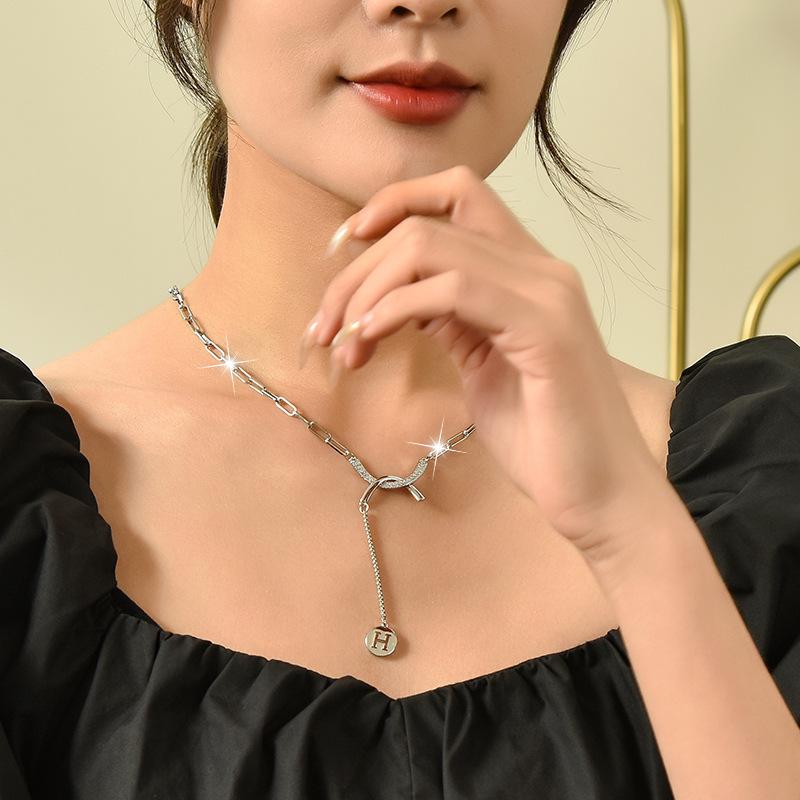 

Titanium Steel Stylish Necklace For Women With Glittering And Features Letter золотий