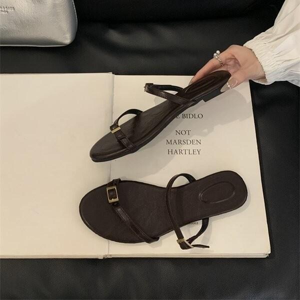 

Шлепанцы с плоской подошвой и тонкими ремешками, с открытым носком, французские тапочки для женщин, для улицы, 2025, лето, отпуск, юбка, пляж, красные сандалии 39 темно-коричневого