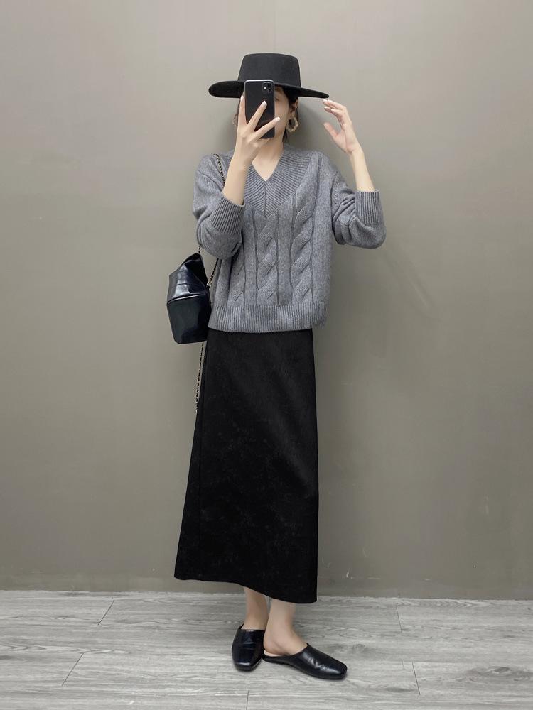 Women's Retro V-Neck Cashmere Sweater - Loose Fit, Cable Knit, Long Sleeve Pullover for Autumn & Winter