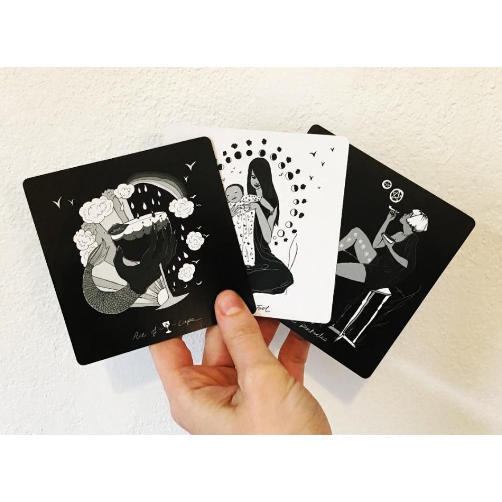 Dunkle Tage Tarot: Ein 78-Karten-Illustrations- und Wahrsagedeck, inspiriert von göttlicher weiblicher Energie, Schwarz-Weiß, 7,5 x 7,5 cm