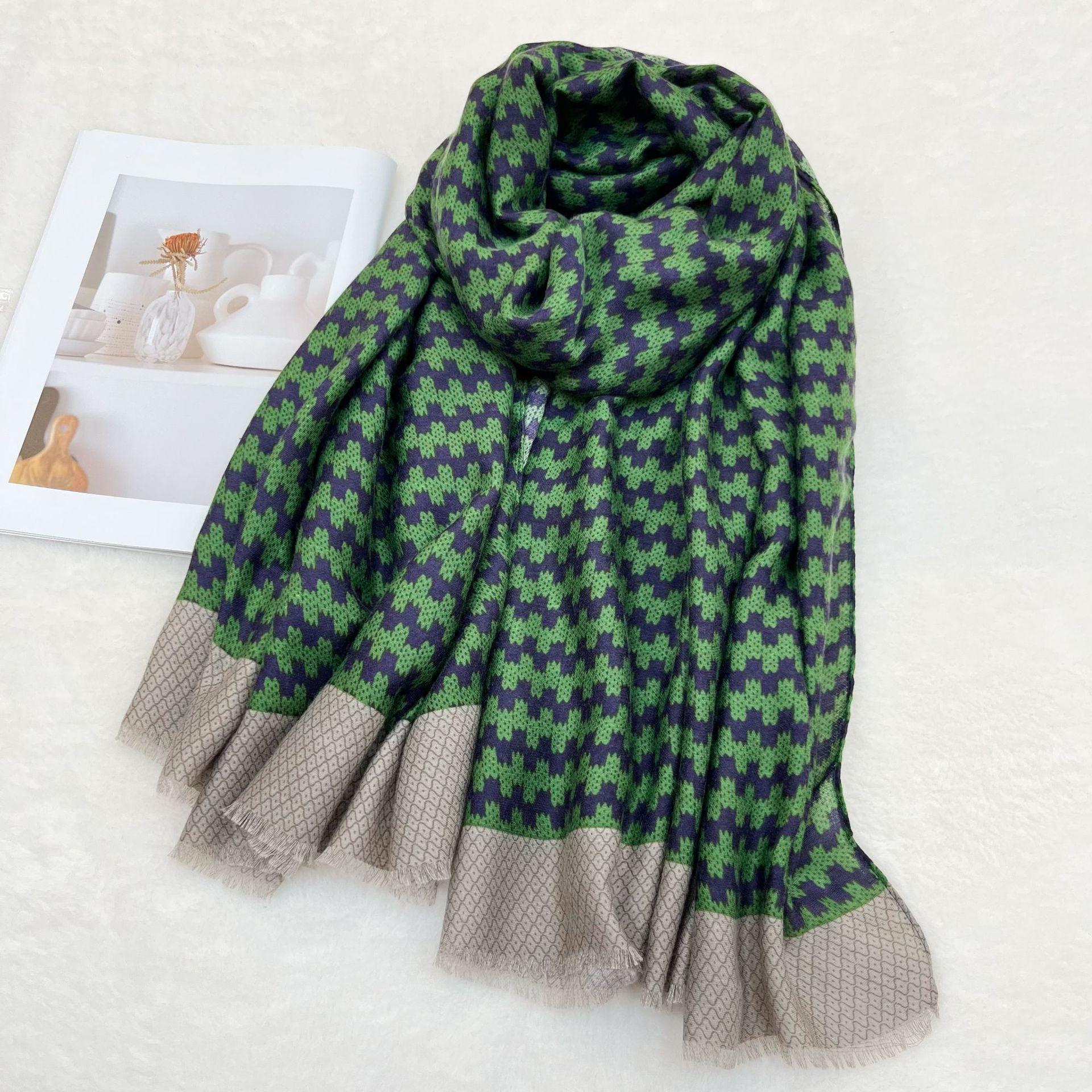 

Stylish Faux Silk Satin Scarf: Summer Sun Protection & Fashionable Shawl for Women Over 175cm зелений