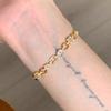Old Money Stil~Französisch-stiliges ineinandergreifendes Diamant-OT-Schnallen-Armband für Damen, leichter Luxus, Nische, exquisit, High-End, gespleißter Schmuck