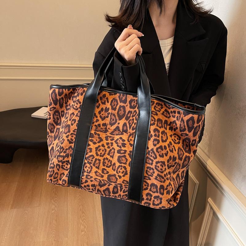 

нова матова жіноча модна сумка з леопардовим принтом на плечі коричневий