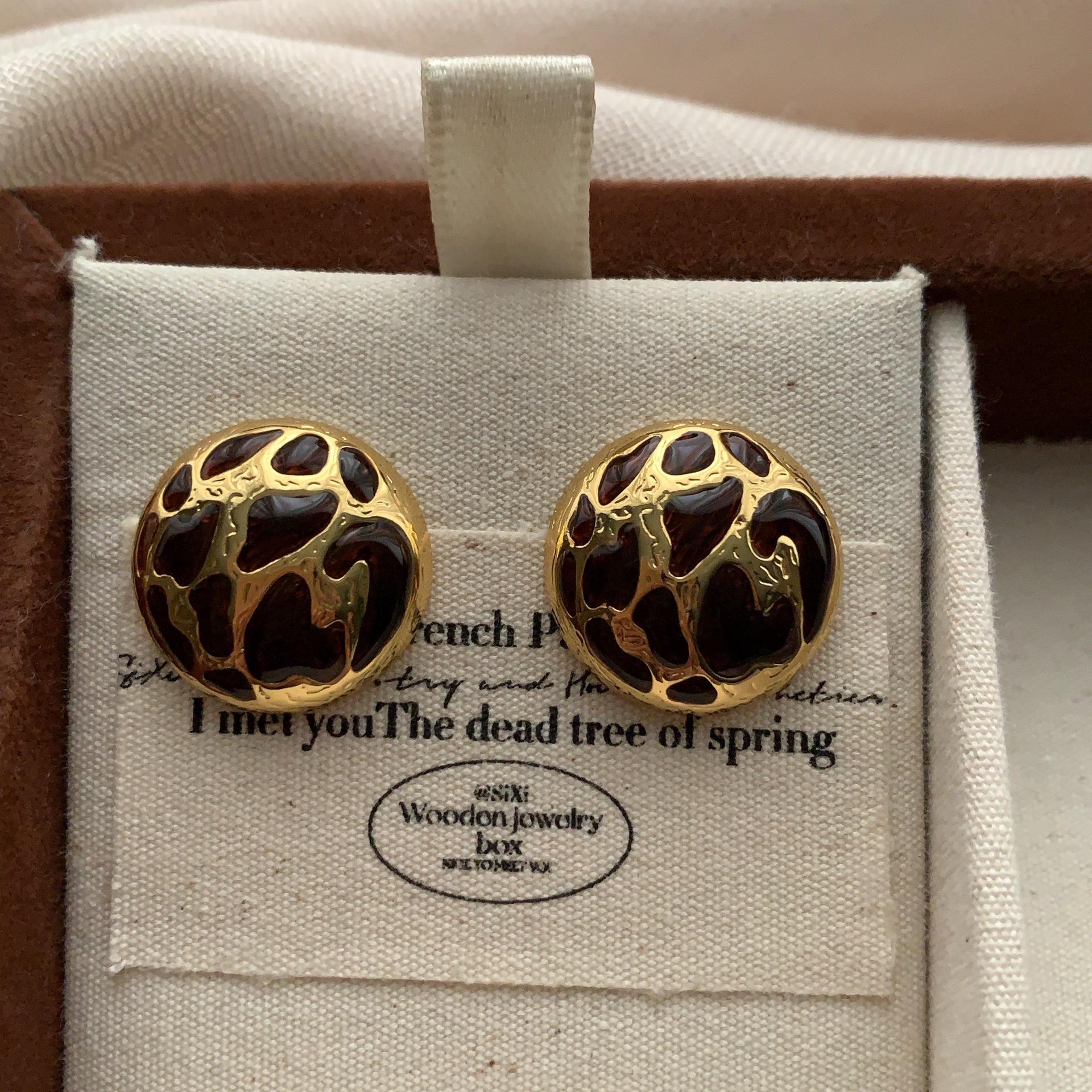 Unique Metal Zebra Pattern Stud Earrings French Retro Wild Light Luxury Niche Fashion Exquisite Commuting High Sense