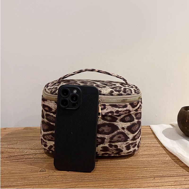 Damen Wildleder-Kosmetiktasche Große Kapazität Bade-Reisebeutel Vintage Make-up-Taschen Handgehaltene Aufbewahrungstasche Leopard-Kulturbeutel