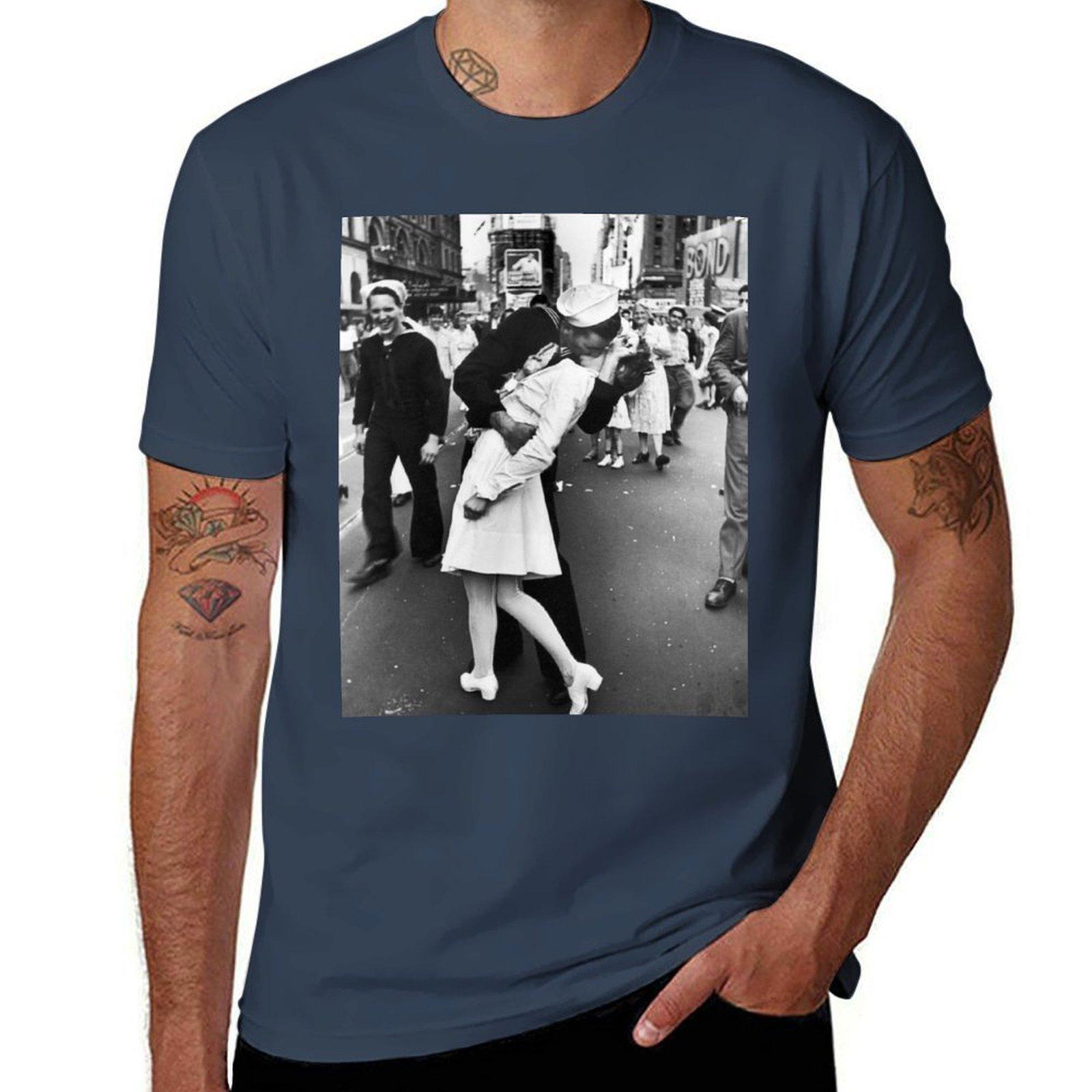 

Times Square VJDay Kiss TShirt Soft Durable Cotton TShirt S