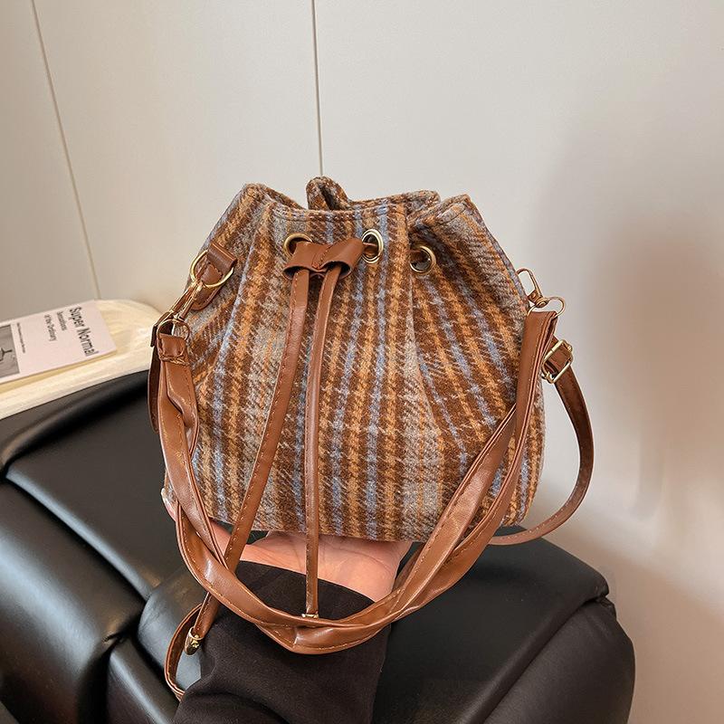 Woolen drawstring bucket bag women's 2025 autumn and winter new plaid shoulder bag versatile casual messenger bag commuter bag