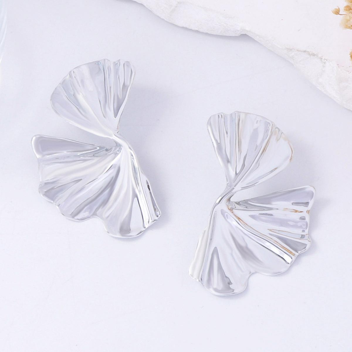 

The CCB exaggerated flower stud earrings are simple, fashionable and elegant. They are versatile and suitable for daily wear by women