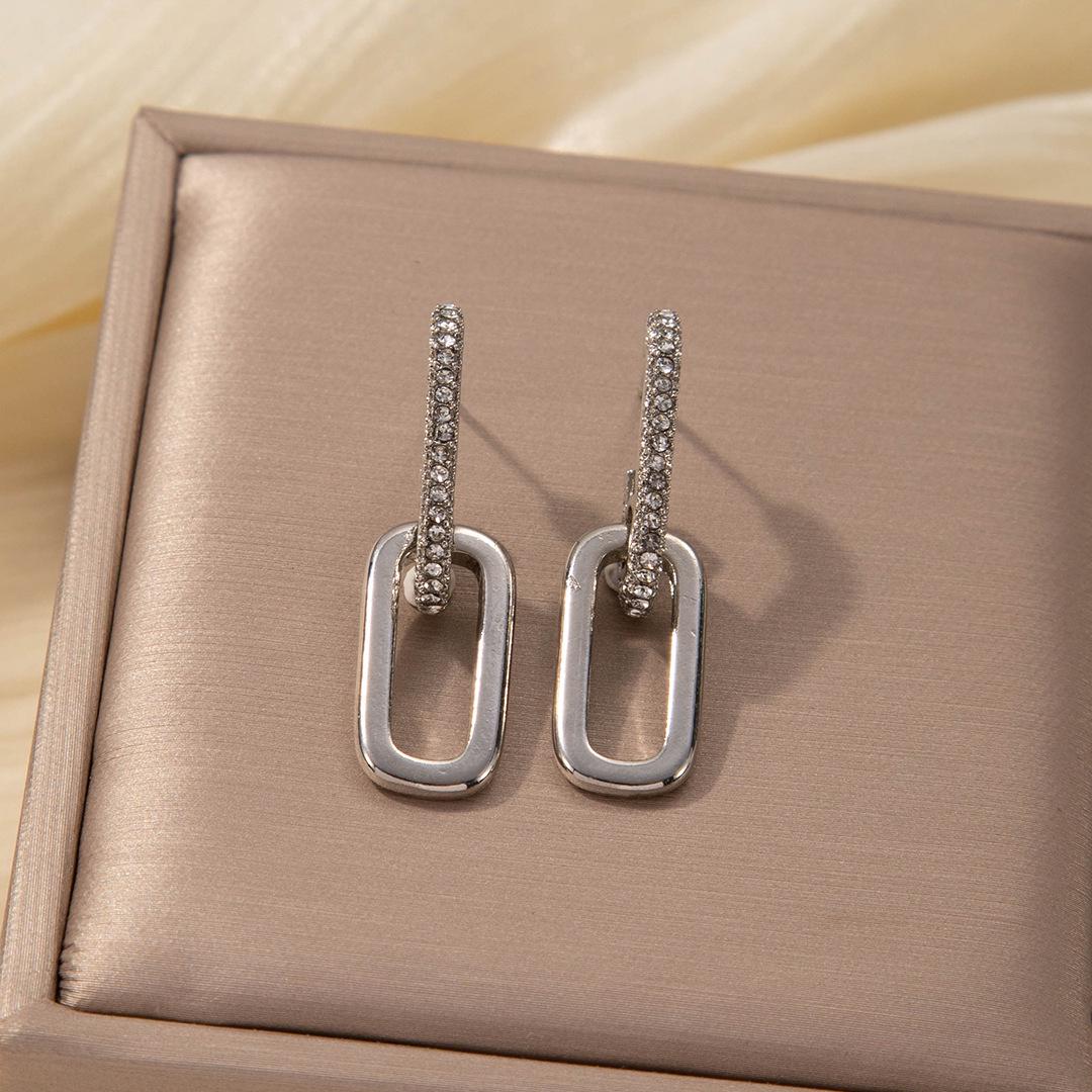 

Женские серьги-цепочки с цирконием: Стильные, персонализированные двухсекционные украшения с двойной пряжкой серебряный