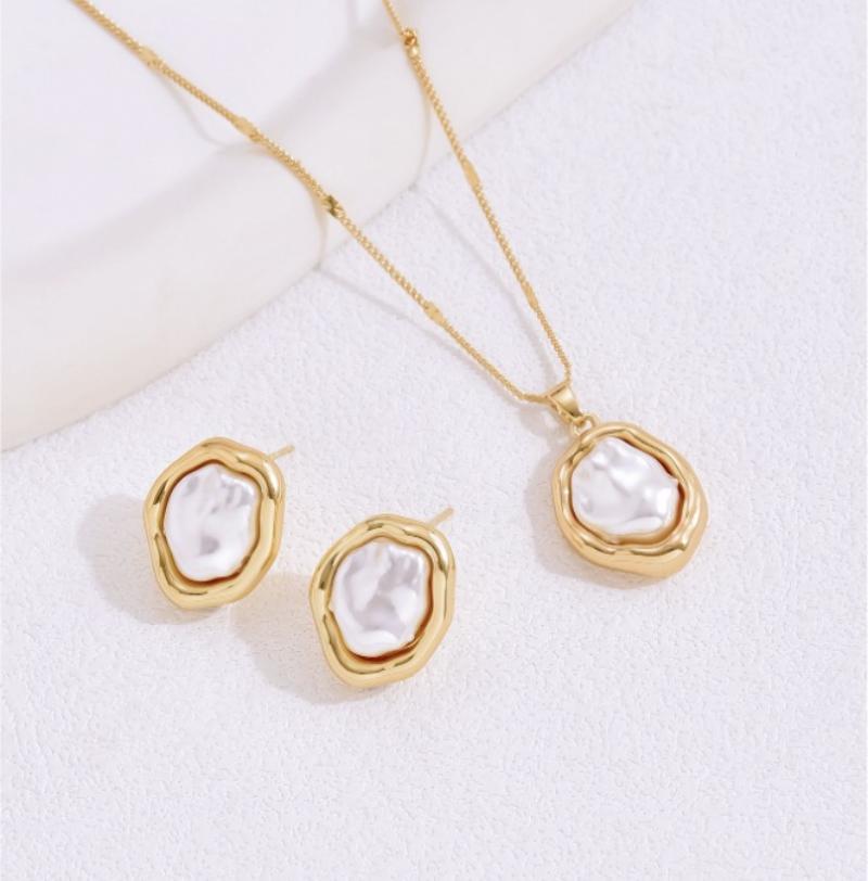 

Комплект из фигурного ожерелья и серег золотой