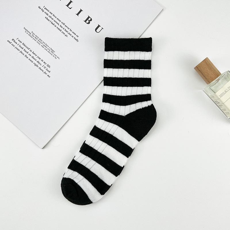 5 Pairs of Women's Casual Sports R-shaped Mid-calf Socks, Striped Cotton Socks, Breathable and Sweat-absorbing Black and White Trendy Socks