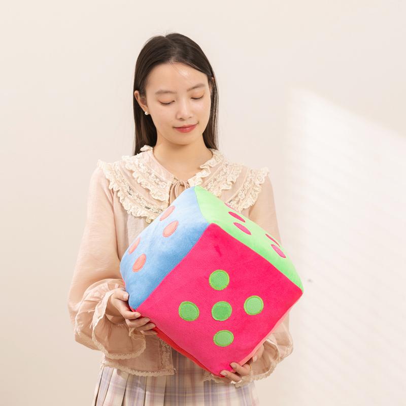 Nuovi Dadi Peluche Creativi di Grandi Dimensioni Giocattoli Ripieni Colorati Dadi Realistici Cuscino Lancio Decorazione Stanza Carina Divertenti Oggetti di Scena per Giochi