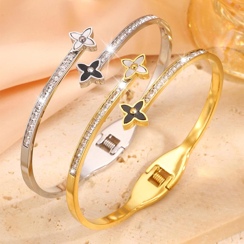 Four-leaf Clover Titanium Steel  Female High-end Sense Does Not Fade Oval Elastic Opening  Personalized Versatile Diamond-encrusted 