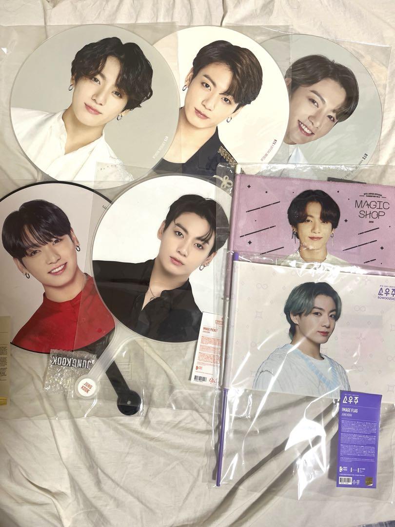 

[USED] Jungkook fans and flags bundled together BTS Bangtan