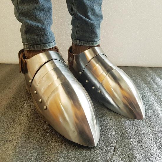 Mittelalterlicher Stahlsabaton mit Schuhen Kombi Paar Rüstung für Cosplay, Sca, Larp, Kampfstiefel Paar Rüstung Bestes Geschenk für Weihnachten, Neujahr