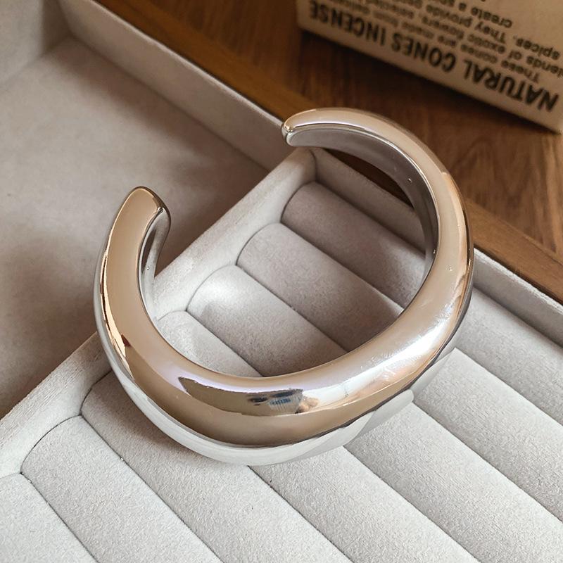 European and American Niche Irregular Bangle: High-End Fashion Design Bracelet for a Unique, Stylish Look