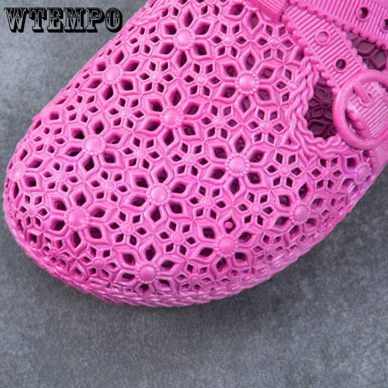 Chinelos de PVC femininos para uso externo, sapatos furados, verão, fundo macio, fundo grosso, sandálias para casa, banheiro, oco, embrulhado, chinelos de praia ao ar livre