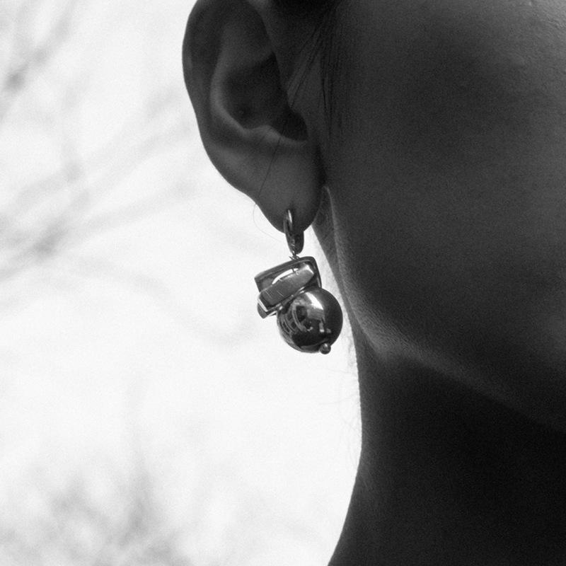 Niche High-End Silver Metal Cold Wind Geometry Spherical Pendant Ear Buckle Fashionable Commuter Must-Enter Earrings