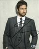 FOTO POSTER DIPINTO FILM '300' 8x10 FIRMATO DALL'ATTORE GERARD BUTLER BECKETT Retro UOMO ELEGANTE IN COMPLETO