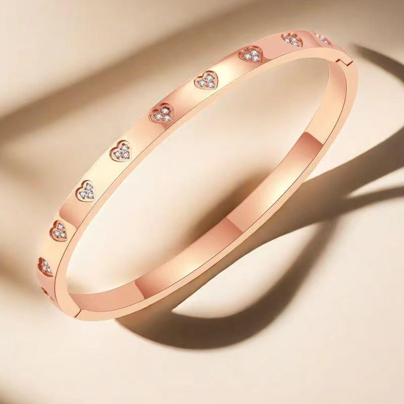 European and American High-end Light Luxury Love Buckle Bracelet for Women with Peach Heart