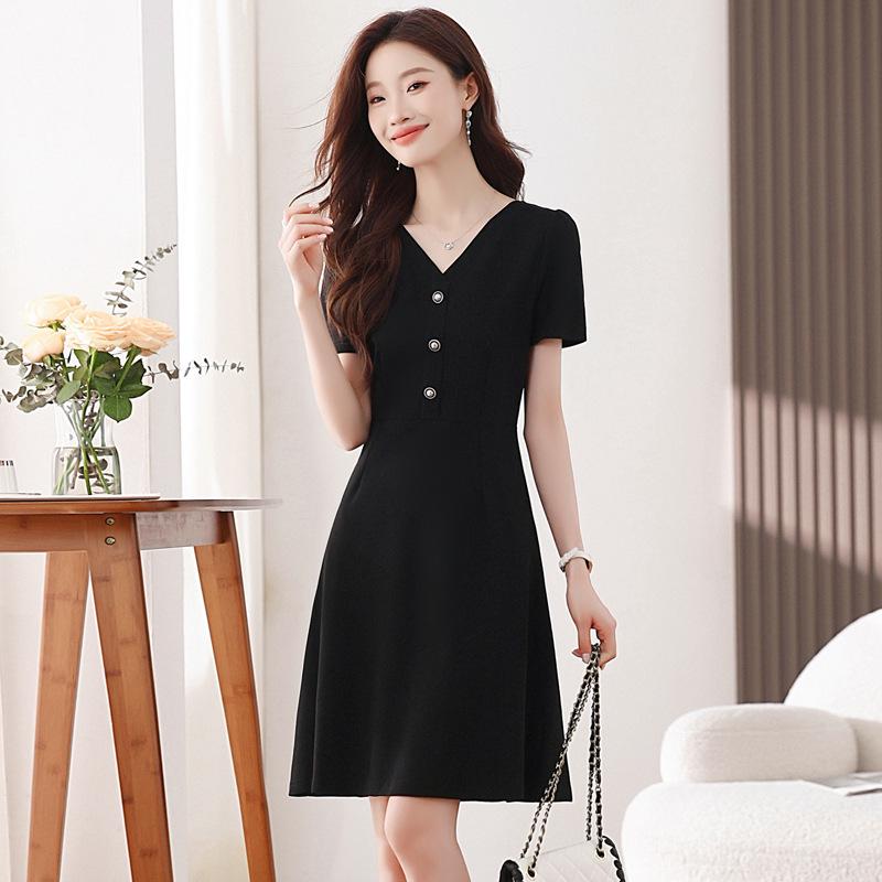 Summer 2026 Hepburn-Style V-Neck Slimming Little Black Dress with Puff Sleeves