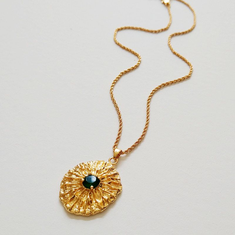 

Fashion Retro Fancy. Personality and Fashion Asymmetrical Lava Design Emerald Gilding Necklace Ornament 1 Emerald Necklace